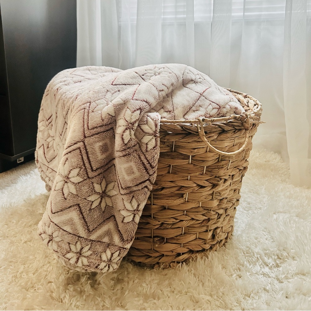 Cozy red and white Geometric Throw Blanket